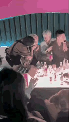 大妈你这也太猛了吧！
在年轻人的“派对”上，有一个大妈搂着一黄头发男孩在灌酒，不