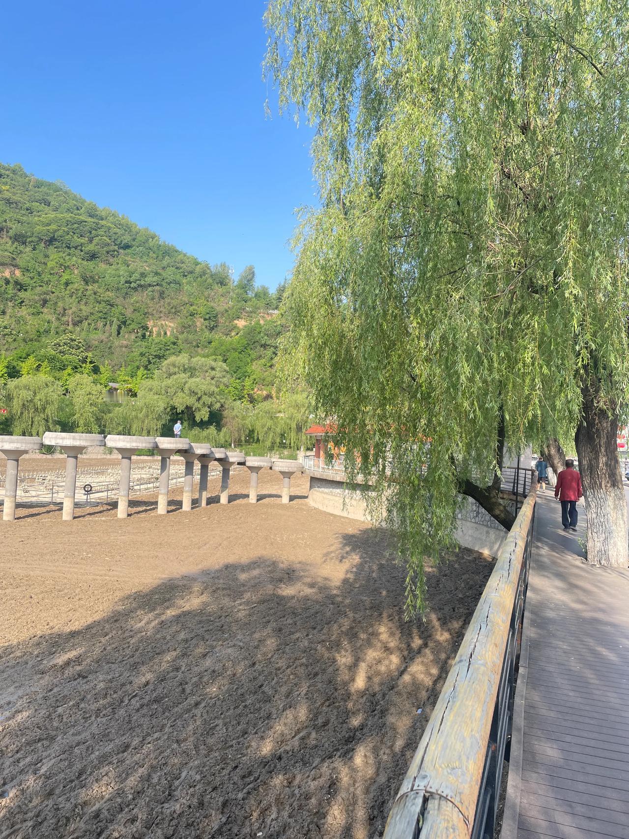#上联:湖边杨柳钓春色，诚邀下联？#
上联：湖边杨柳钓春色，
下联：青山蓝天秀满