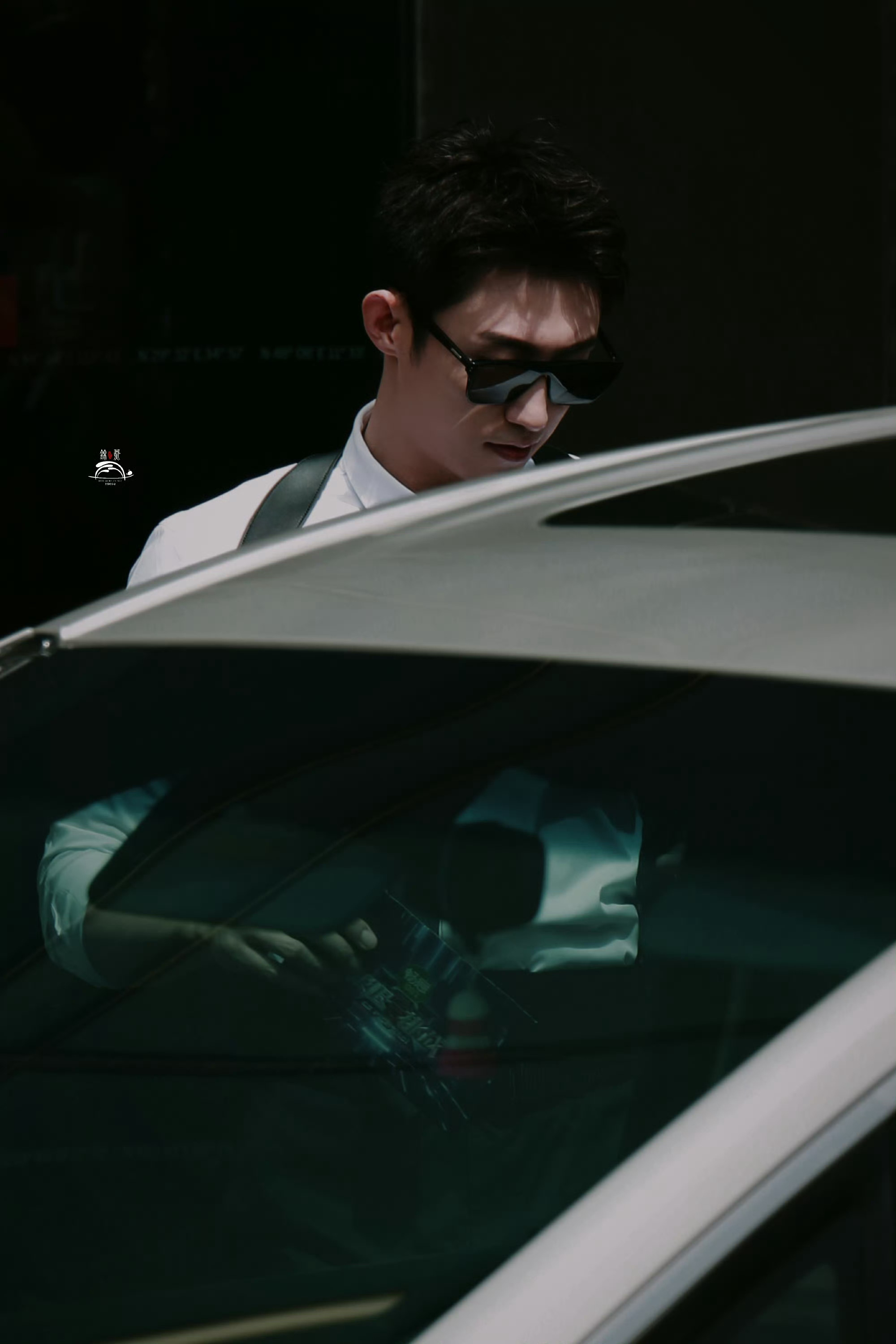 #黄景瑜特工造型路透#黄景瑜也太适合特工造型了吧！墨镜🕶➕白衬衫➕黑色背带，还