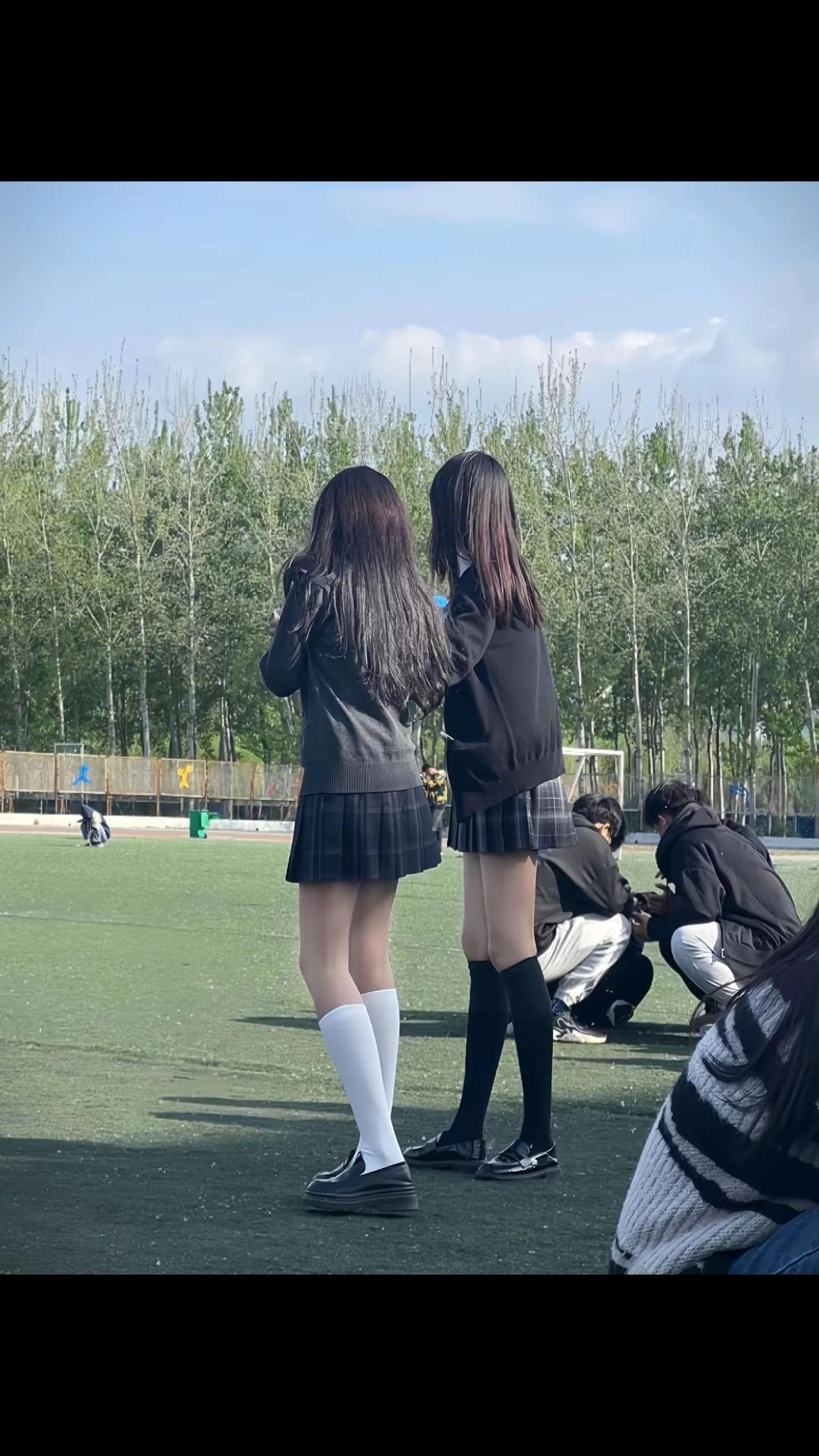 看着你的背影我才能说出心里话。女大学生