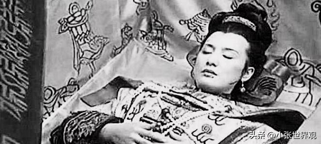 1972年，考古学家在内蒙古发现一座清朝古墓，他们将墓穴里的棺材打开后，所有人都