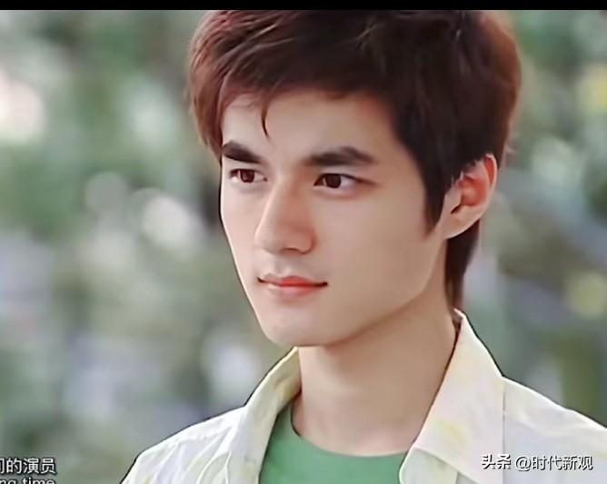 大家还记得《火力少年王》中的男主李非吗？现在他长这样！
李非的扮演者是张逸凡，1