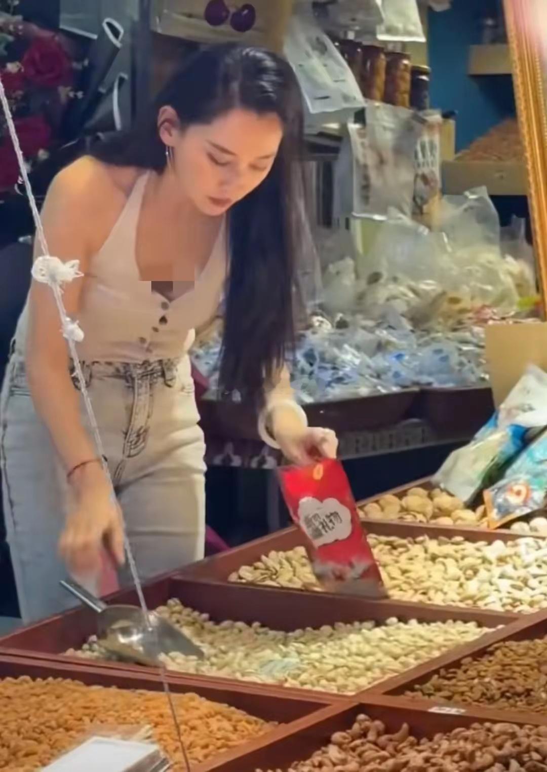 有网友在新疆某夜市偶遇了汪峰的现任女友森林北，逛夜市打扮时尚身材火辣，在路边吃一