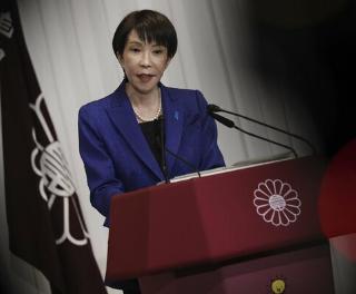 美国的态度让高市早苗真的着急了，美国现在就像一个渣男一样，既想要日本给美国钱，但