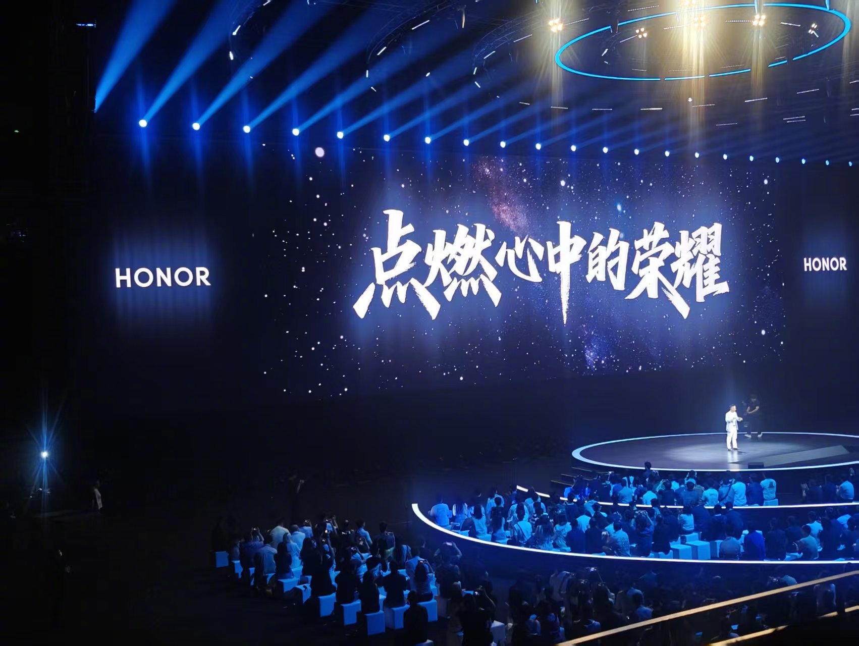 今晚的发布会由荣耀CEO李健深情开场，这也是他的国内首秀，现场他宣布了回归真实、