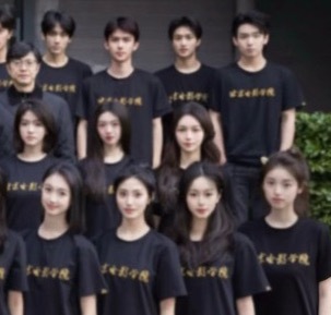 是同班同学是上下铺舍友是合照要一直黏着的关系 