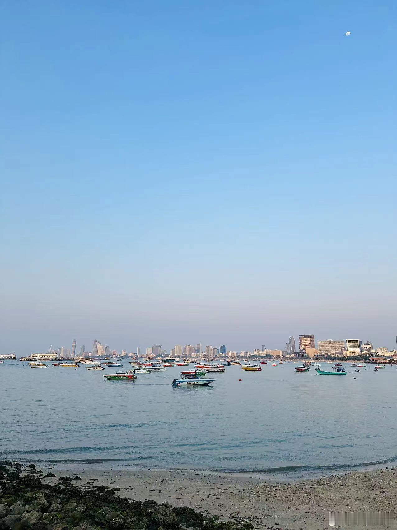 #旅行[超话]# 黄昏时分，芭堤雅似乎刚刚醒来。  ​​​