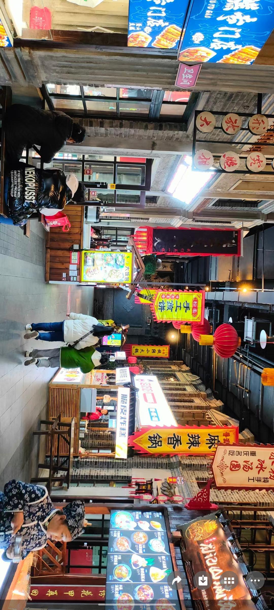 繁华夜市，美食琳琅满目，人声鼎沸，尽享夜生活！🌟🍜🍢🍡