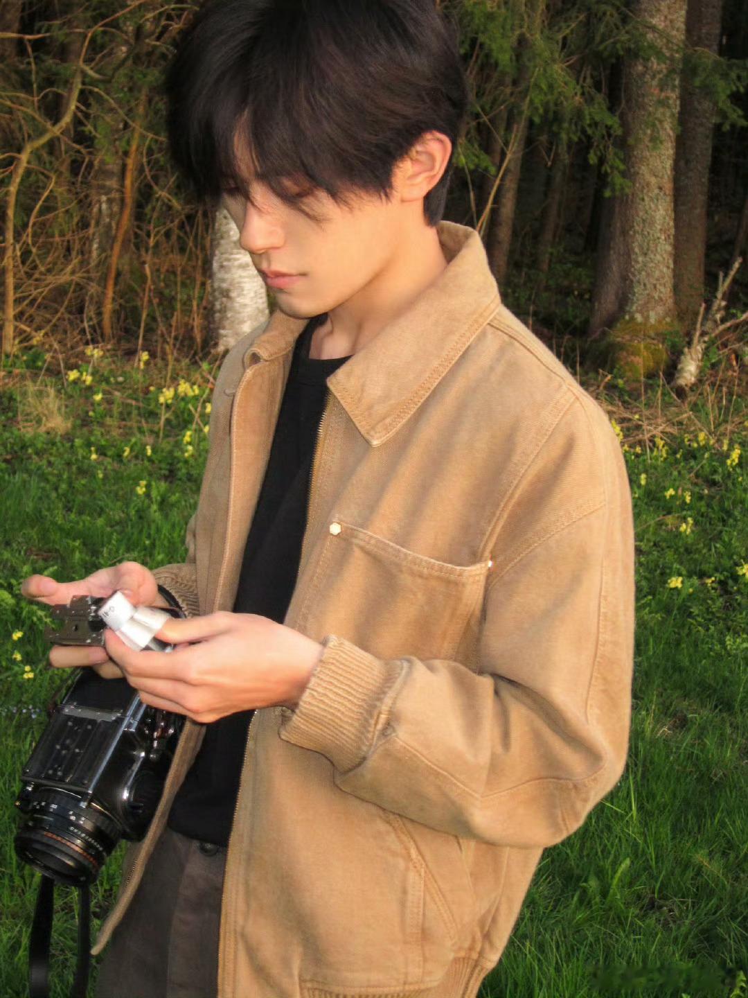 #易烊千玺岛屿少年# 易烊千玺这组图妥妥的岛屿少年感！好帅！简直帅绝了[送花花]