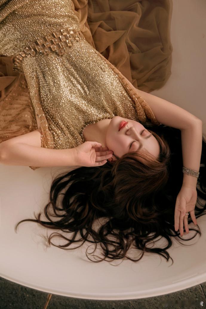 马丽金像奖金色流光裙这是什么神仙造型！马丽的港风鎏金裙装太绝了，金色流光面料在红