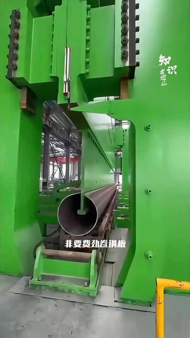 你敢信吗？一块厚大四厘米，长十二米的防弹级实心钢板，在这个庞然大物面前居然像叠千