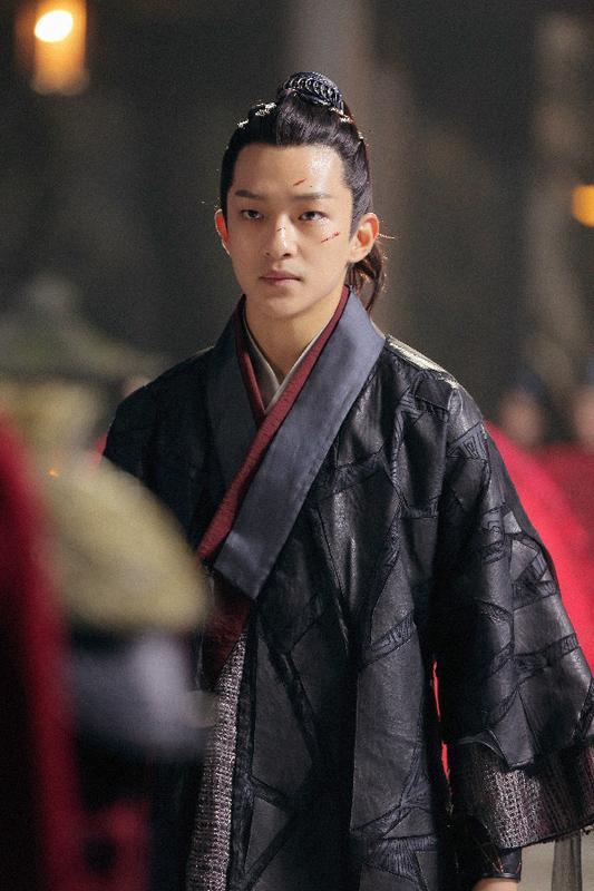 由李一桐、刘宇宁领衔主演的爱情奇幻古装剧《书卷一梦》于2025年6月26日开播。