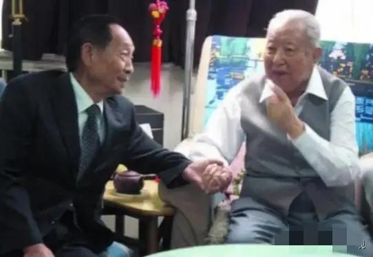 2006年袁隆平探望华国锋，闭门谢客的他亲自相迎，半生知己只为民生

2006年