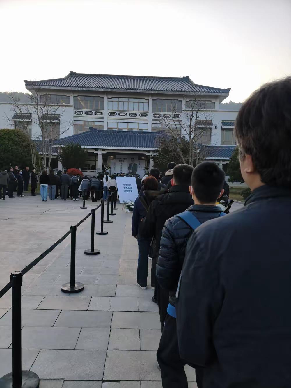 张雪峰的追悼会和遗体告别仪式今早已经进行了，现场来了很多人，就连美国的纽约时报也