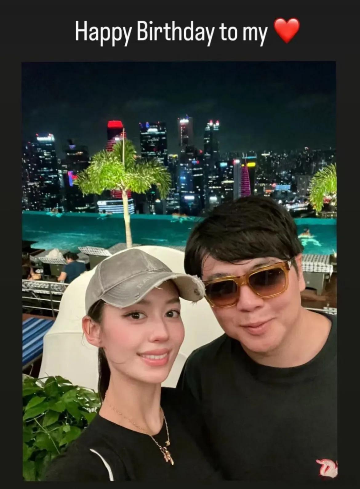 吉娜在社交平台大方晒照，为老公郎朗庆祝43岁生日。照片里，郎朗戴着墨镜，面容间尽