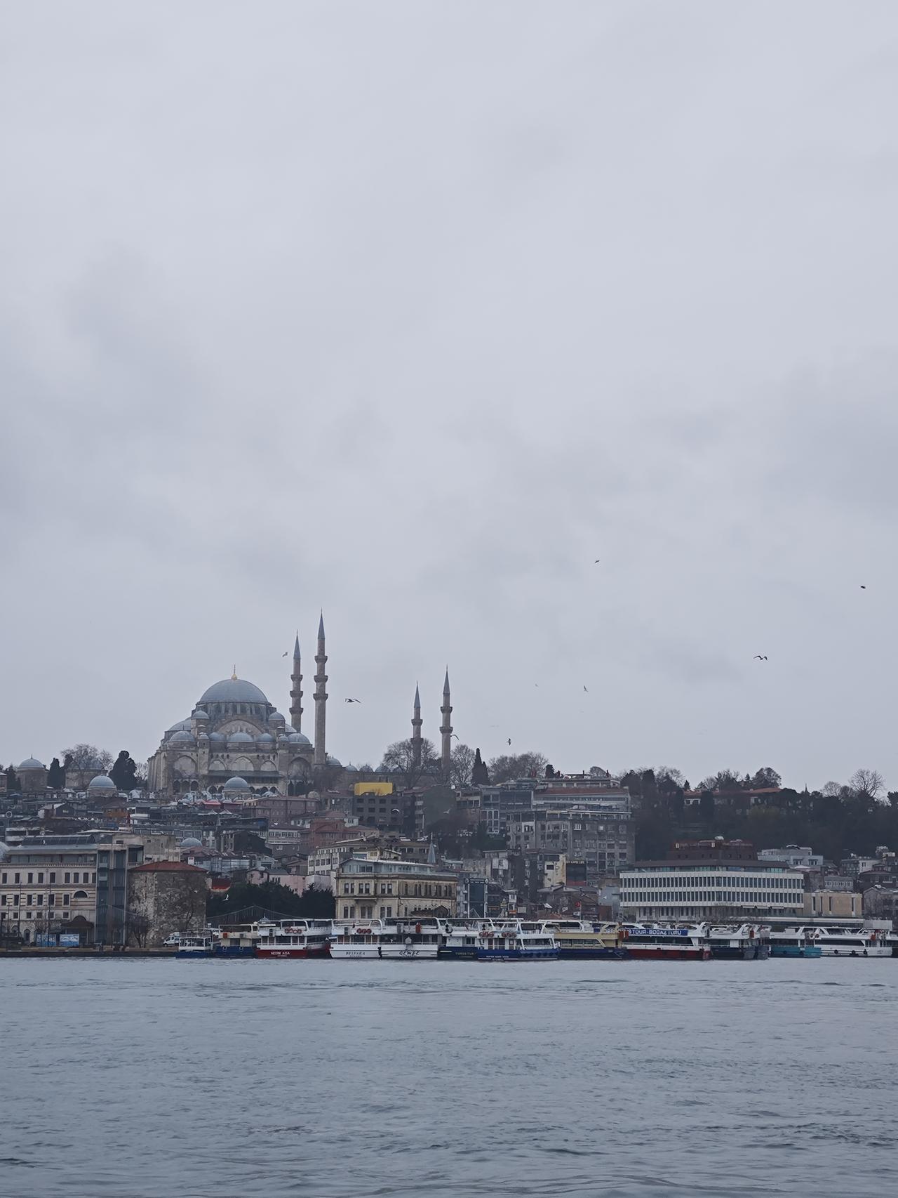 土耳其第七天

昨天住在土耳其中部的恰纳卡莱市。今早依然早早出发，计划要去伊斯坦