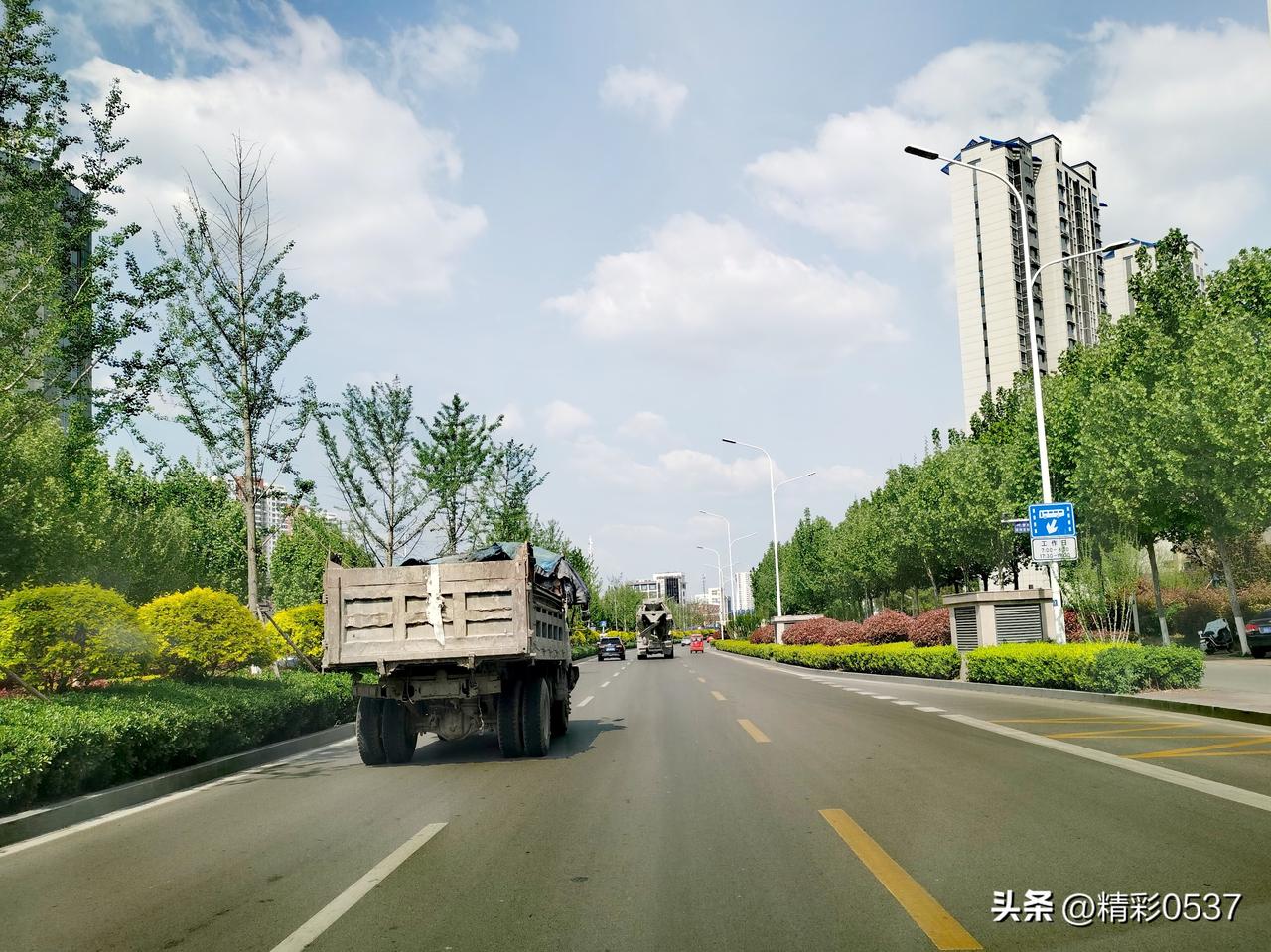 【工程车辆动起来，才是真好事！】最近在济宁城区车站西路，能看到不少混凝土搅拌车等