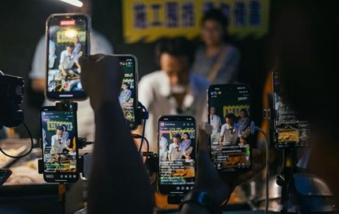 真心建议，鸡排哥每天在网上发号，只做100份，每份100块。要拍摄、直播，每人收