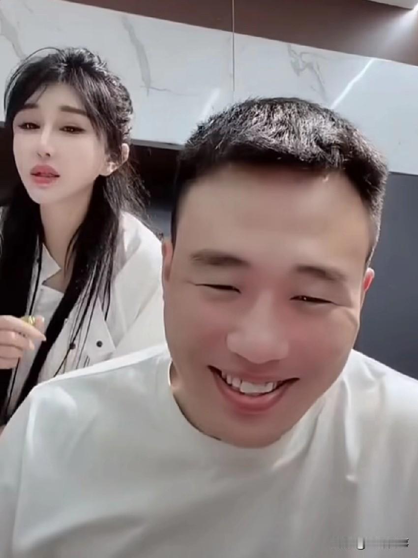 小根准备让该来了和小苏去牛场直播，还要在牛棚里跳鬼步和科目三。最搞笑的是，千叮万