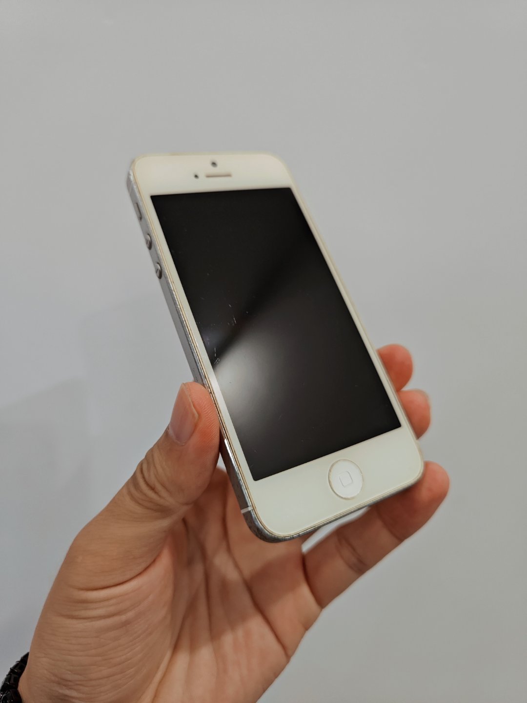 你的旧手机卖掉还是留着？我用过的全都留着这是我买的第一台iPhone大学时候买的