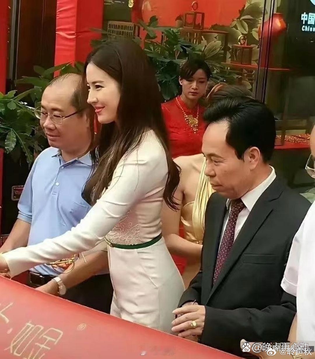 刘亦菲现实中长这样，还是不太适合大表情 ​​​