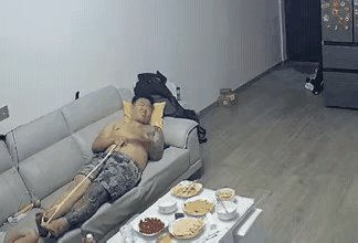 左边龙右边虎，一身的刺青，竟然让一条橡皮筋把那两眼珠子给崩瞎了。[笑哭]