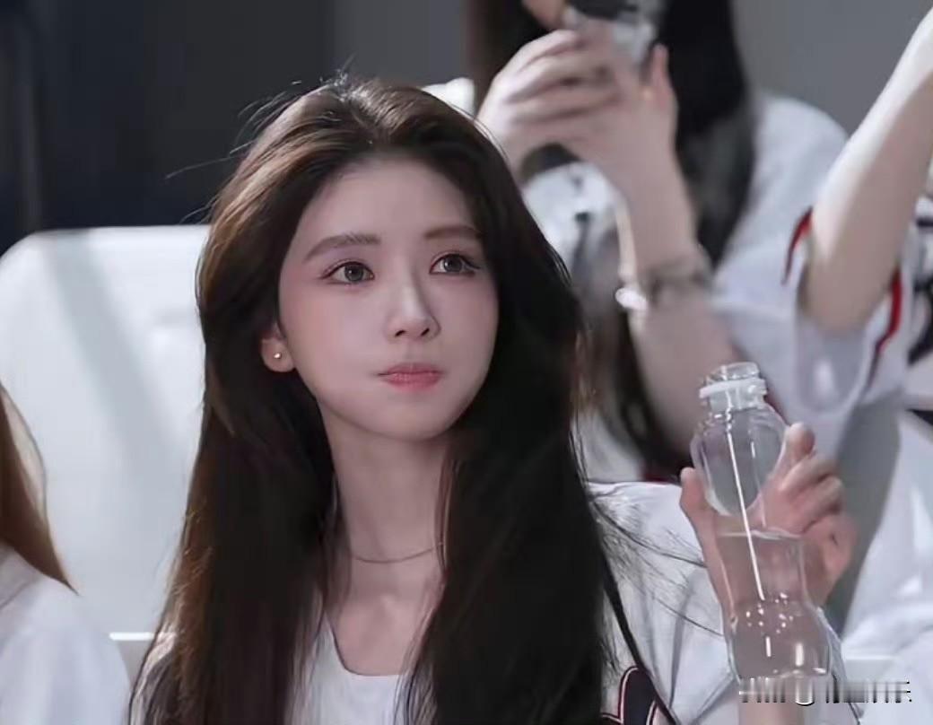 angelababy的代餐出现了
果然内娱最不缺的就是年轻貌美的女孩子。