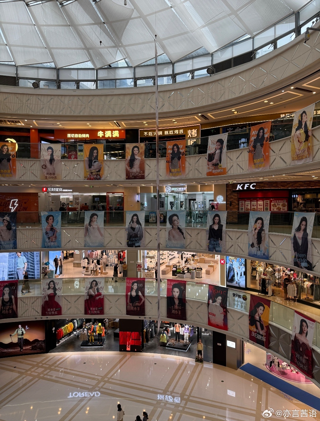 对刘亦菲的爱就是这么直接刘亦菲一整栋楼的应援海报！！！路人都震撼的程度！ 
