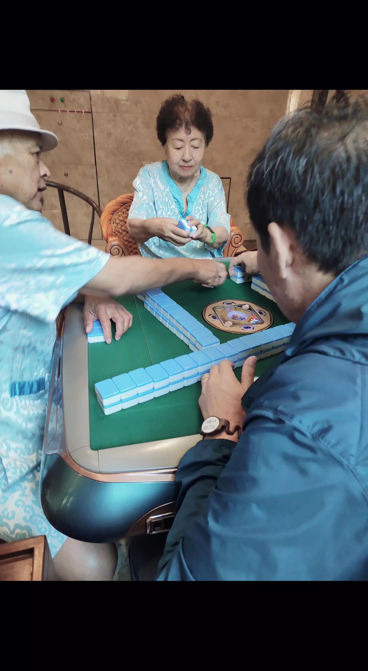 🎯指尖碰撞声里藏着岁月密码～奶奶摸牌的手，比钟表更懂时间的温柔⏳人生这场牌局，