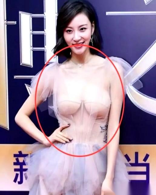 普通姑娘坐地铁，领口稍微低了两厘米，能臊得一整天捂着胸口不敢抬头。
切个画面，红