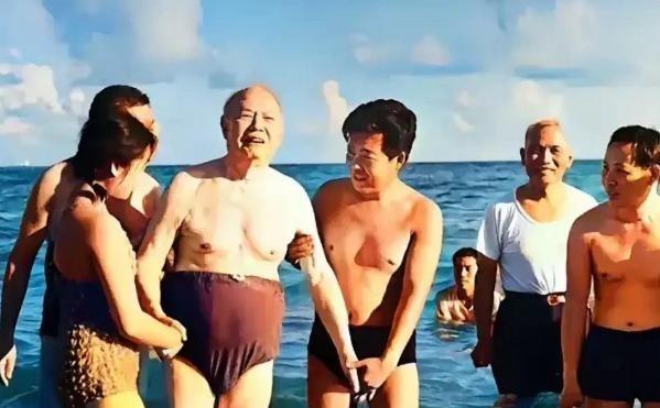 1978年，81岁的叶帅在工作人员搀扶下，从北戴河海水中走上岸时，脸上毫无倦意，