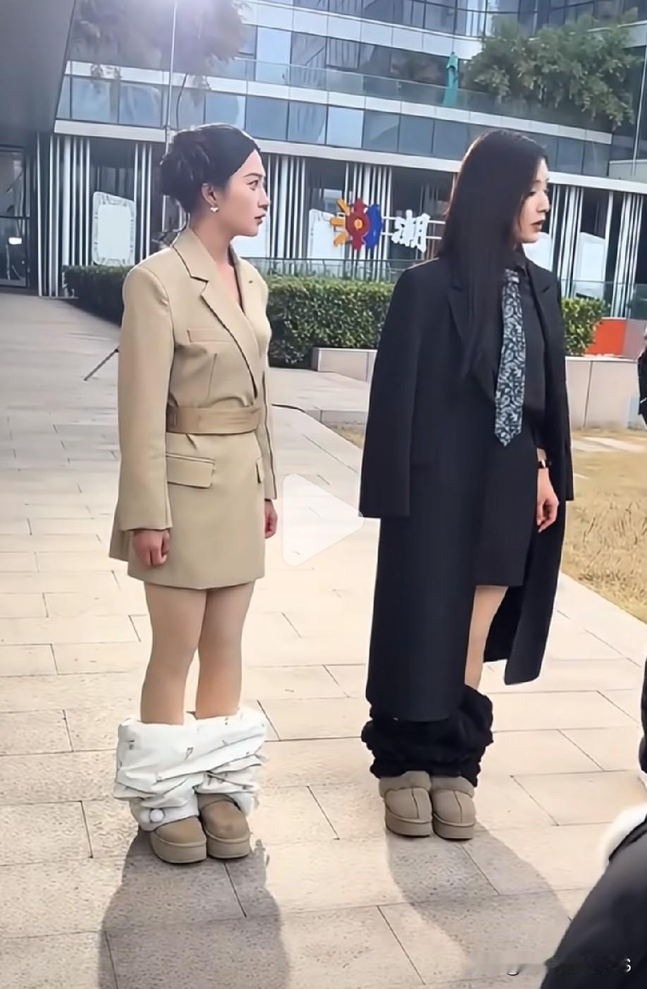 谁能想到这两位短剧女演员，看着精致干练，脚下藏着小心思！拍戏天冷，厚棉裤直接褪到