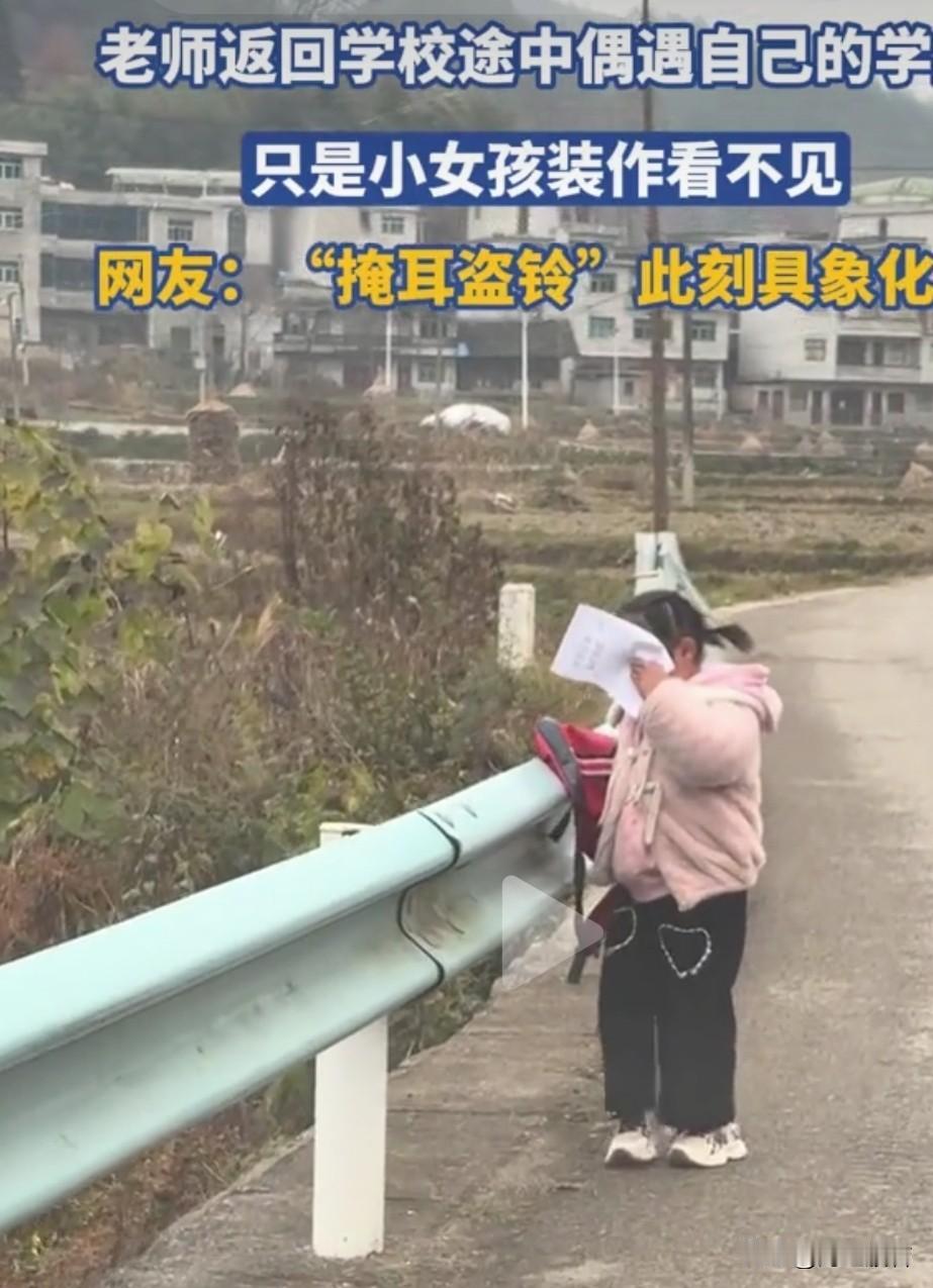 太可爱了，这个视频留着，等她长大了，放给她看。这小心翼翼地样子，挡着脸，心里小兔