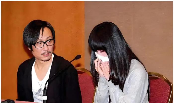 4月28日，蔡卓妍在社交账号官宣她和男友林俊贤结婚喜讯，并晒出了和男友戴着戒指的