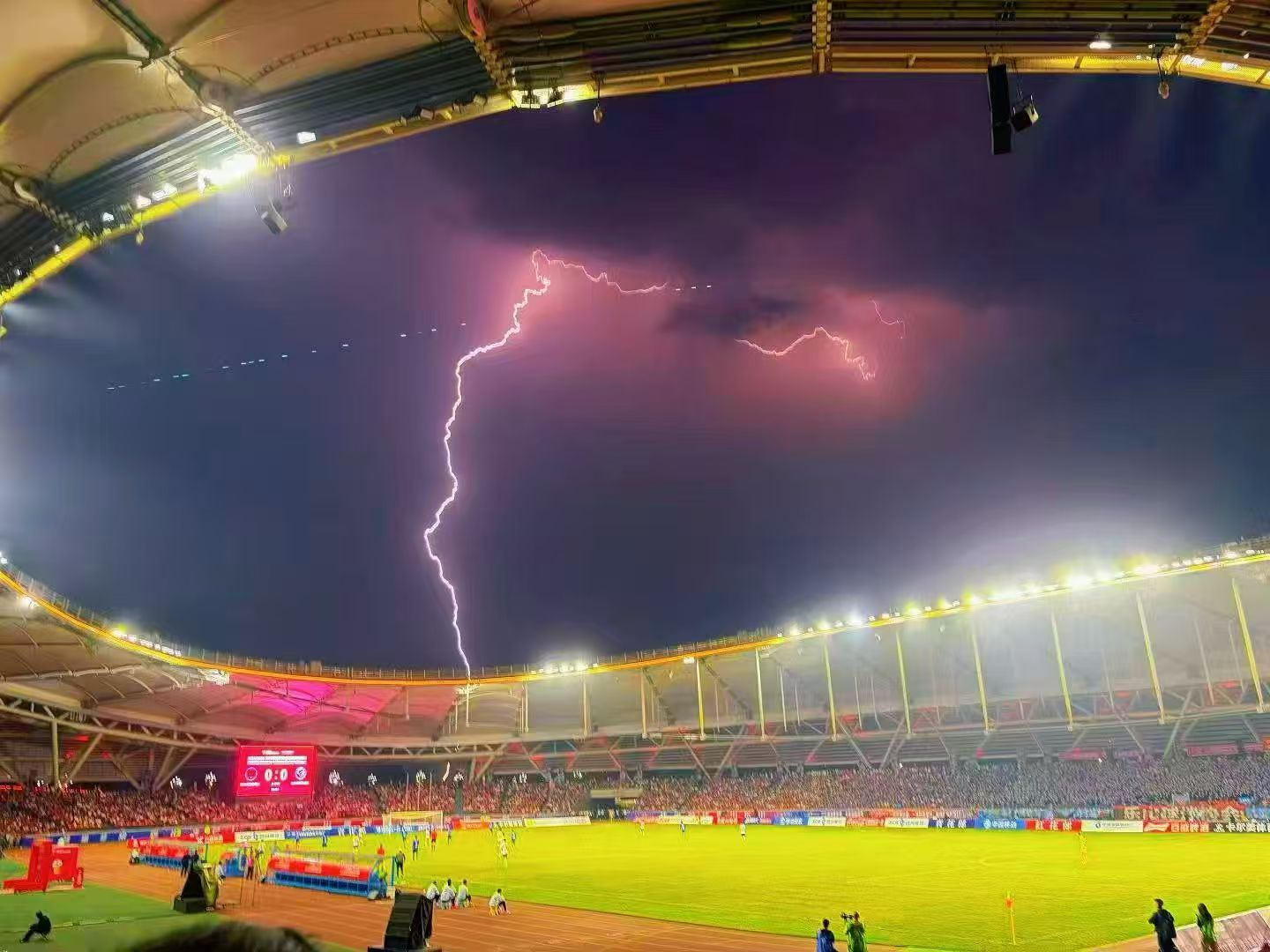 川超自贡客场挑战乐山现场的雷和闪电可是真的吓人 