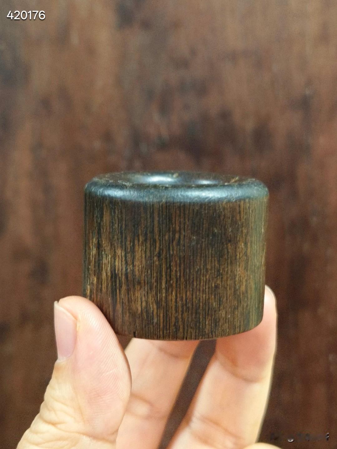 老沉香素面扳指
尺寸:内径2.1cm*高3*外径3.9cm