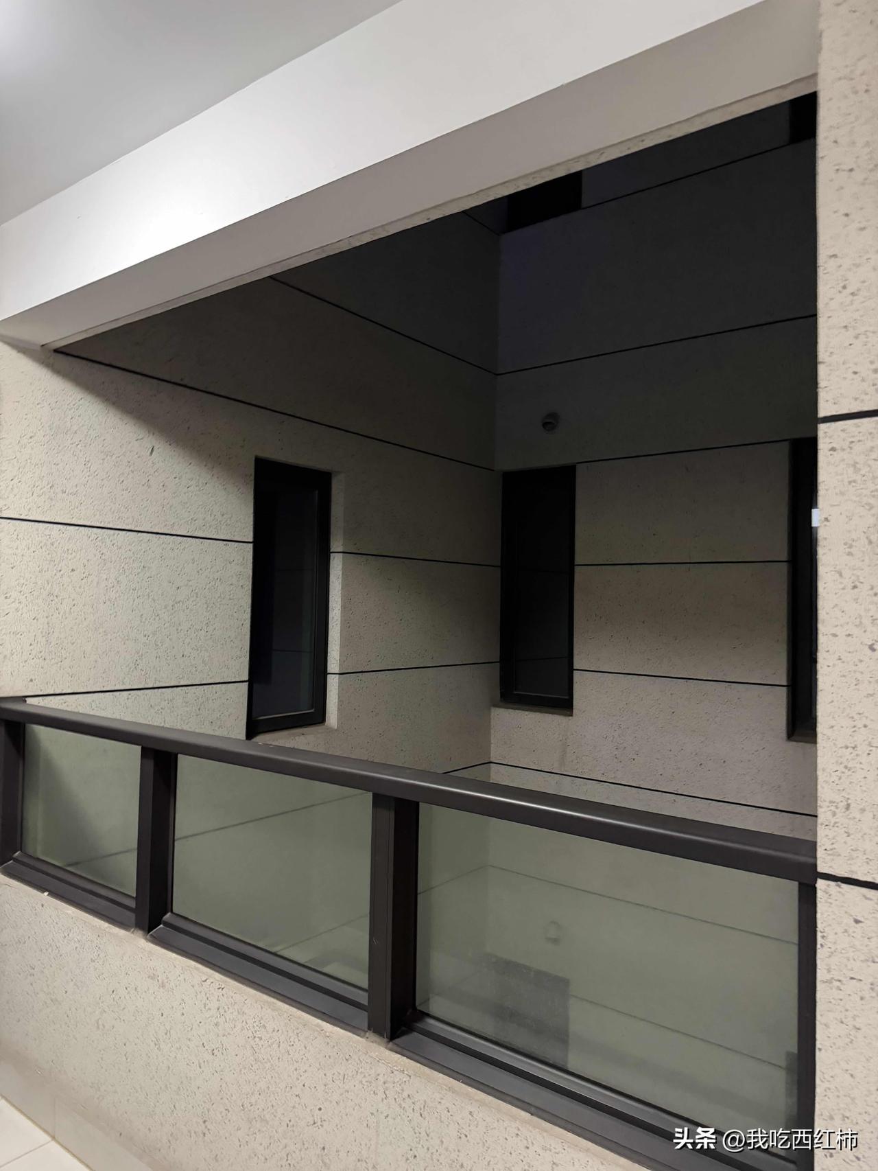 半年没去新家，邻居封窗了怎么办
中间的连廊原本是图一，现在是私自加装过的图二，联