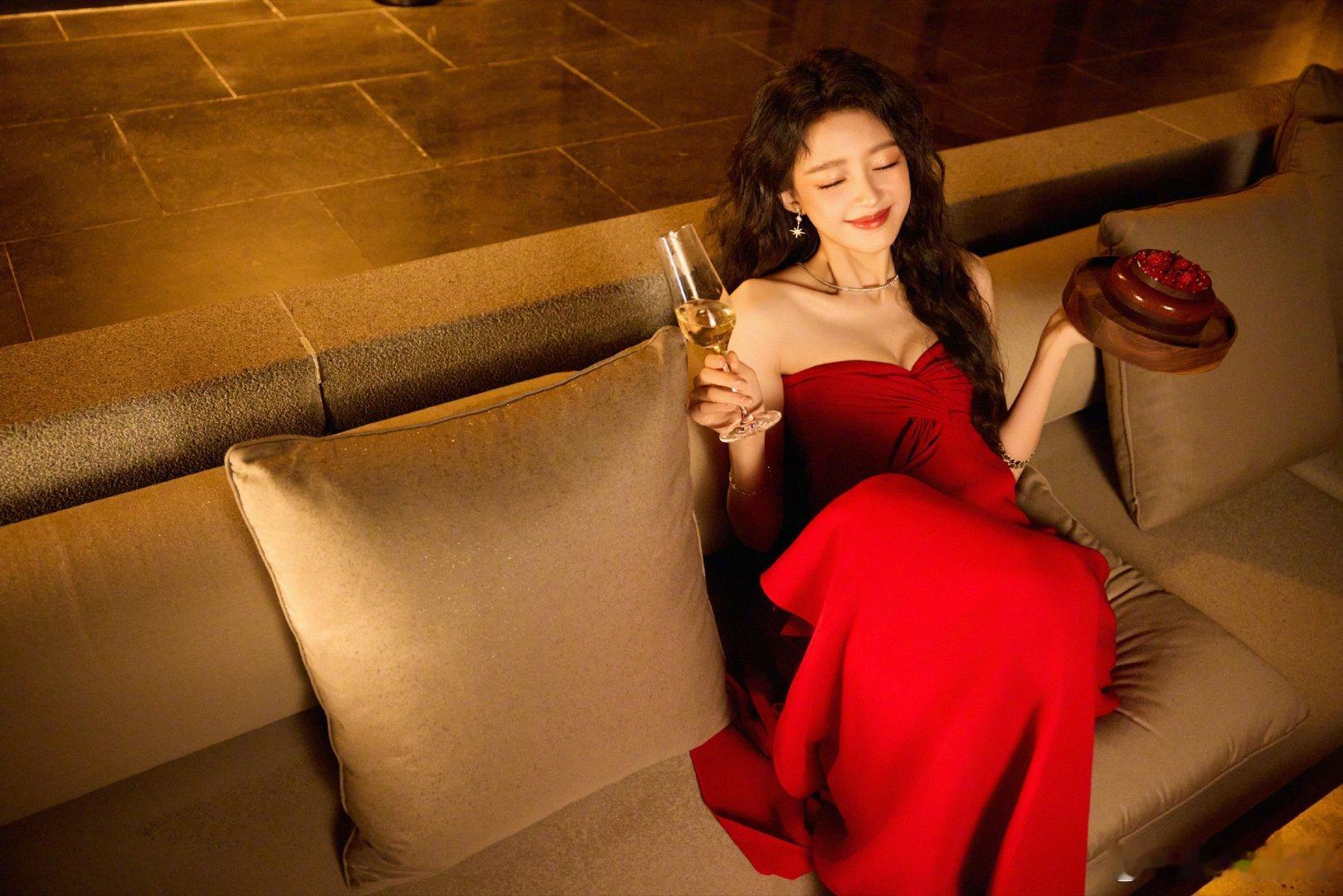孙怡爱你老己 红裙、墨镜、香槟杯，孙怡把生日过成了“爱自己”示范课。“爱你老己”