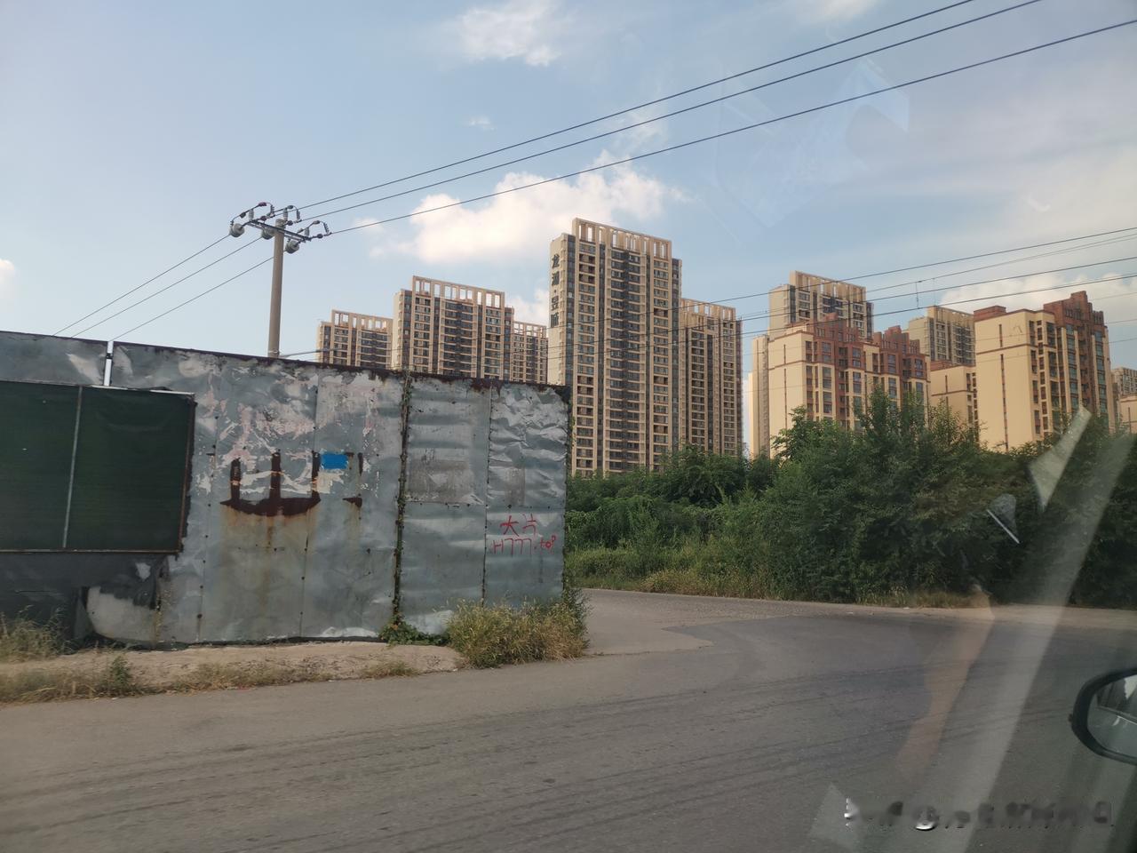 胶州这条宝藏小路！多少人是为瑞华学校在这里安了家。
胶州的道路四通八达。我时常走