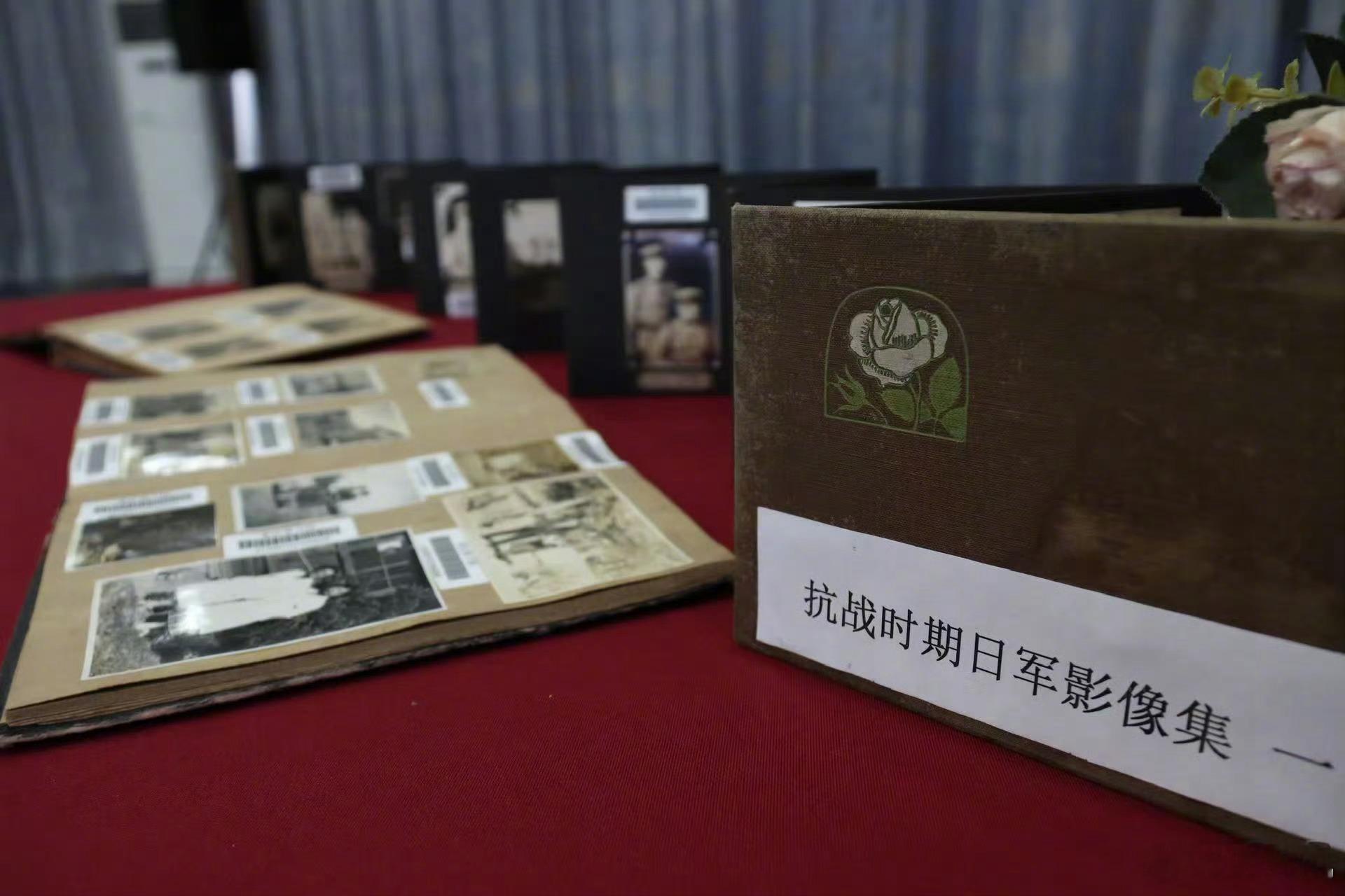 日军士兵私人相册揭露侵华史实4月24日，作家徐鹏将从欧洲搜集的大批日文原版侵华史