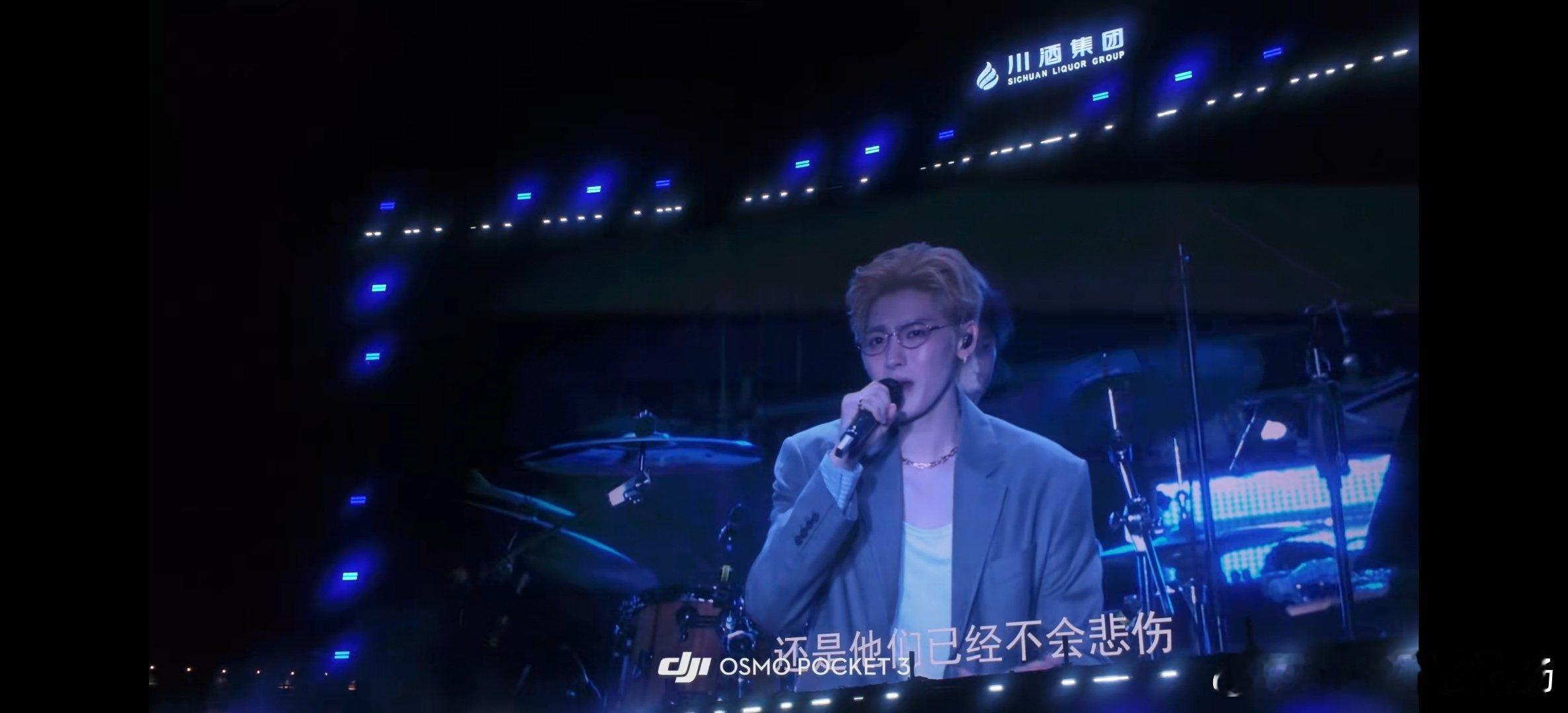 侯明昊Simon好好听听他在《Simon》里真假音切换，居然一点都不突兀，反而特