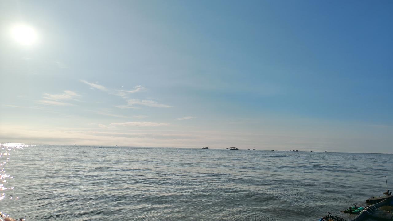 今天随手拍了台风带来的涌浪，这浪真的大得惊人。今早国家海洋预报台都拉响了海浪黄色