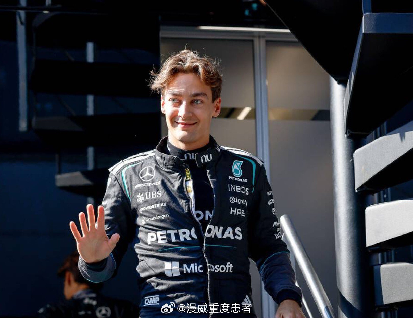 GeorgeRussell 新发型也很好看吧🩵旋转楼梯上缓步走下来的王储🥹?