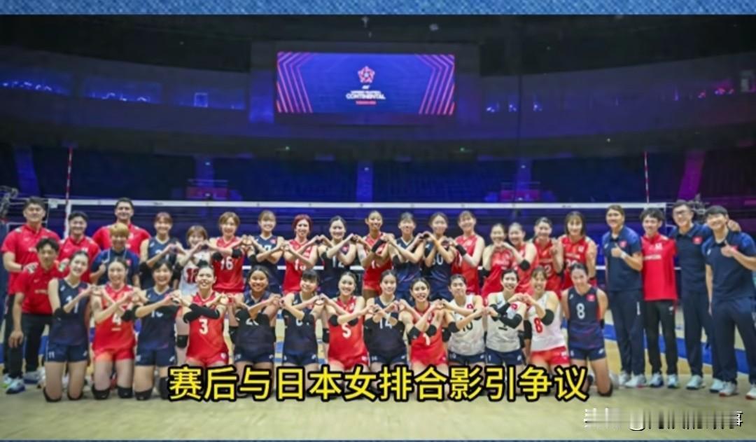 8月21日天津女排亚锦赛，中国香港队，赛前奏国歌环节多数队员闭口，只有队长和教练