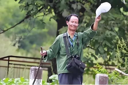 1998年，安徽大学教授何家庆来到深山调研。由于过于饥饿，于是就向村民讨吃的。不