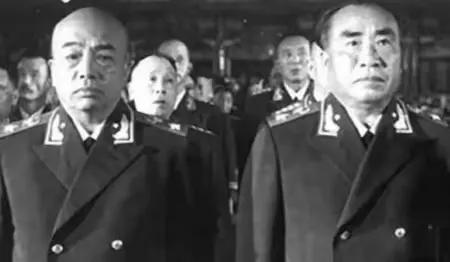 55年大授衔后，远在大洋彼岸的李奇微看到报纸上十大元帅名单后，命人送到麦克阿瑟那