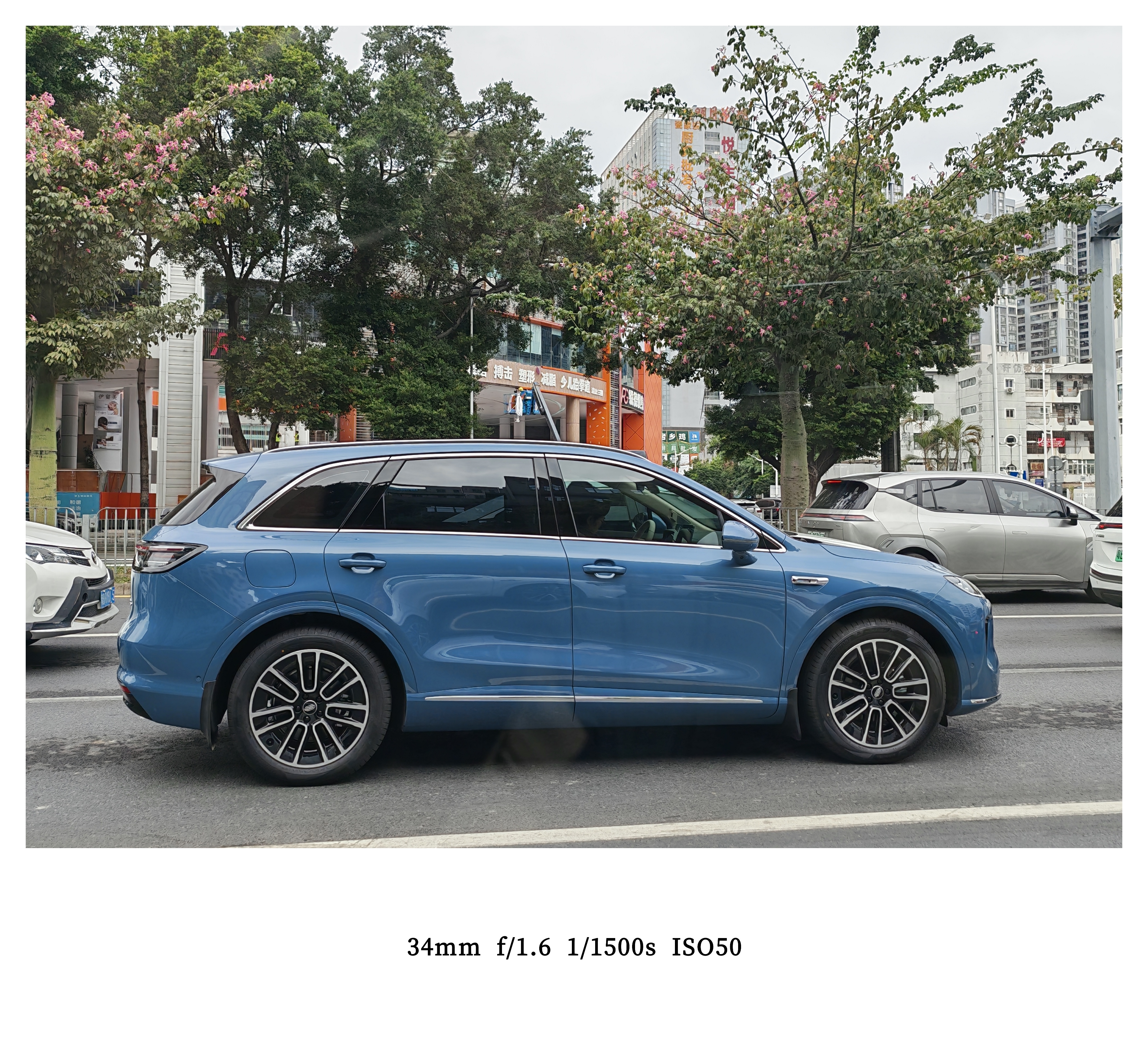 路上看到一台还没上牌的尚界 H5，这个颜色太标准了，不得不说鸿蒙智行的油漆都很有