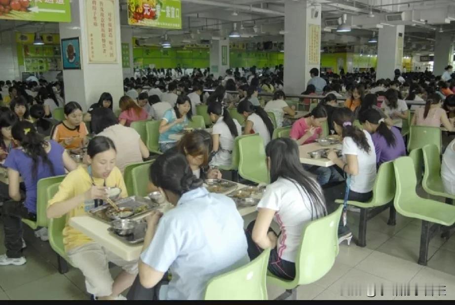 相信很多人都会吐槽学校的食堂，说一个我自己的真实经历。
当时我在读大学大二的时候