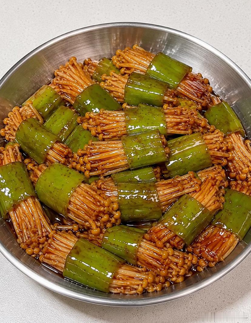 虎皮青椒包金针菇1. 准备食材：青椒、金针菇2. 青椒切成小段3. 将金针菇塞入