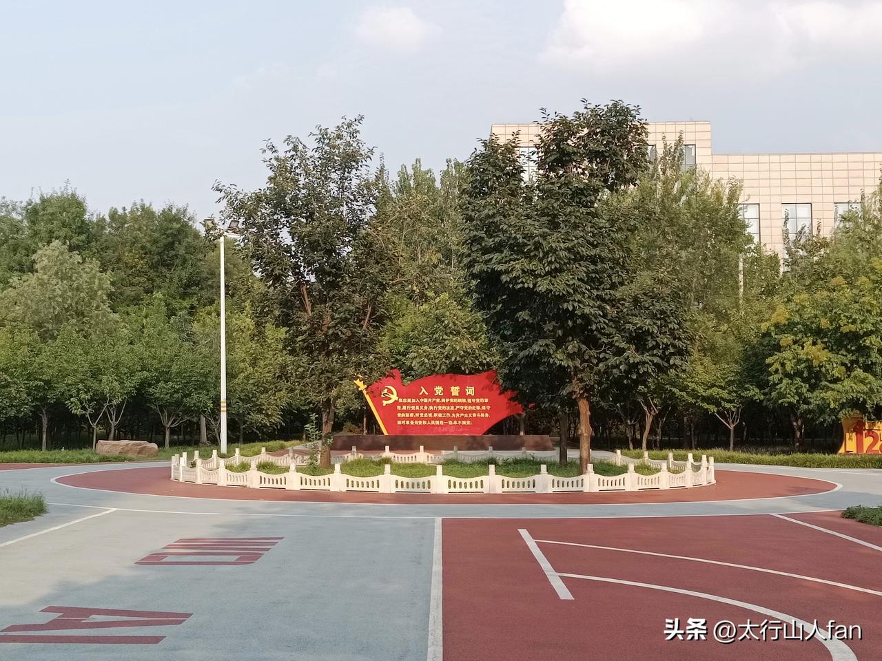 今日，我前往沙河市新兴北路东侧的法治文化主题公园看看。踏入公园，各类与法治相关的